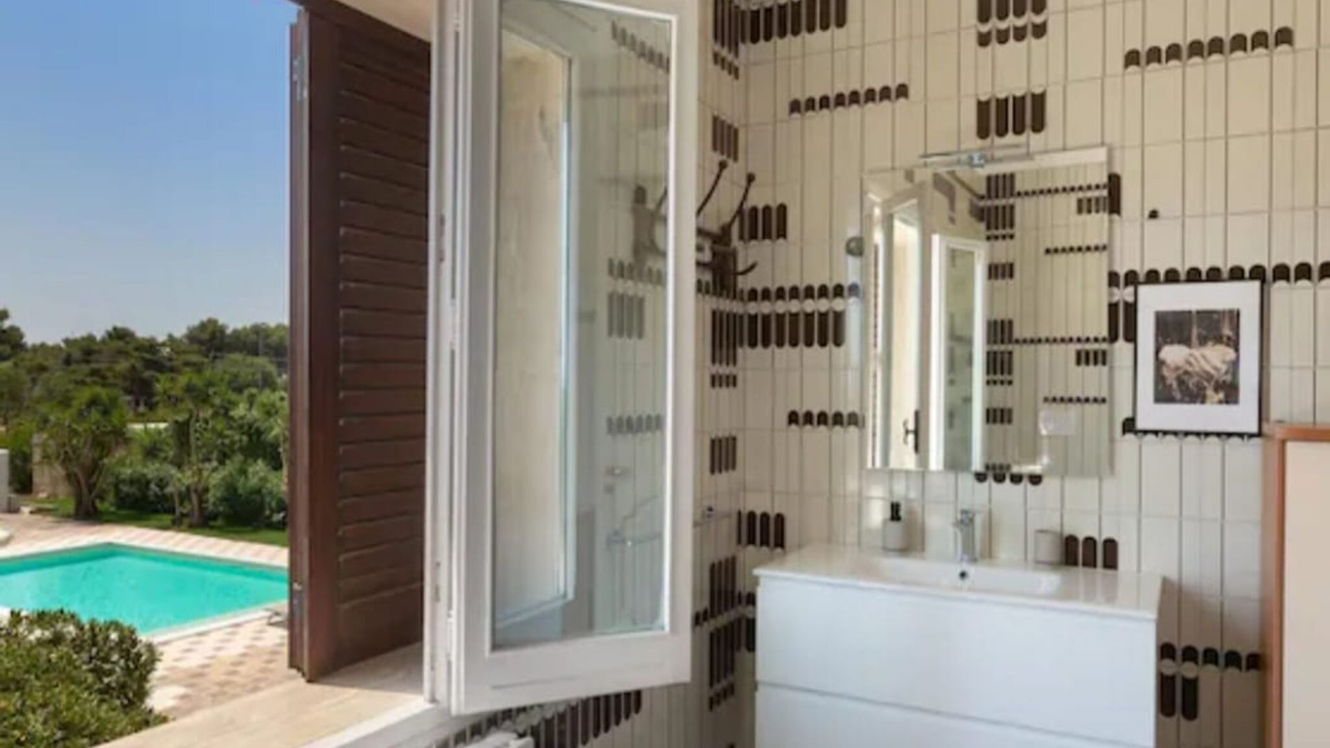 Bagno con vista sulla piscina