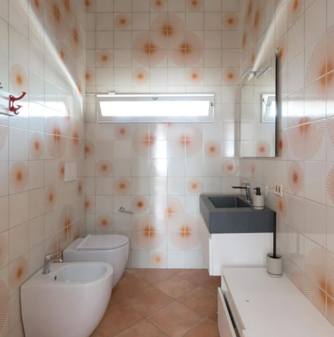 Secondo bagno luminoso con piastrelle decorate