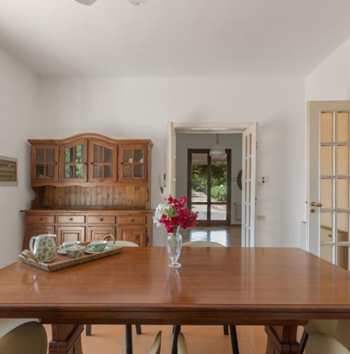 Sala da pranzo con tavolo in legno e credenza